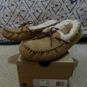 UGG Dakota Moccasin, Chestnut, Size 7W